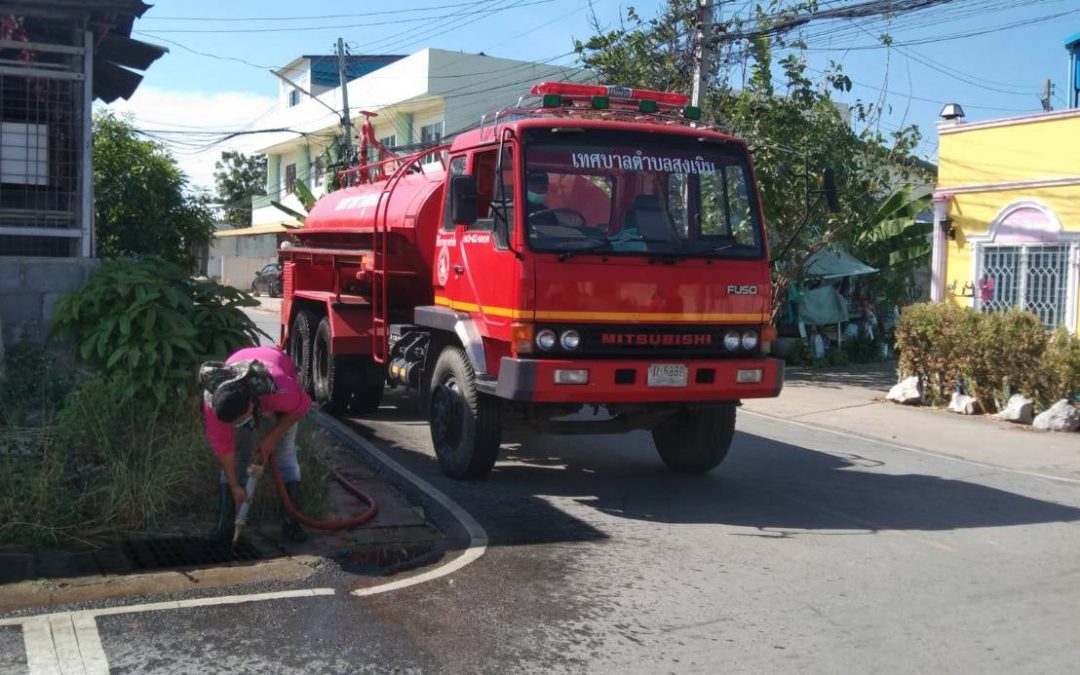 เทศบาลตำบลสูงเนิน ล้างร่องระบายน้ำหลังตลาดเย็น